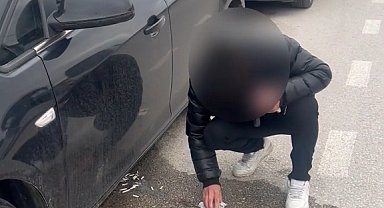 Sürücünün zabıtayı görünce attığı izmaritleri topladığı anlar kamerada