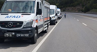 Takla atan otomobildeki 1 kişi öldü, 1 kişi yaralandı; çaya düştüğü değerlendirilen kişi aranıyor
