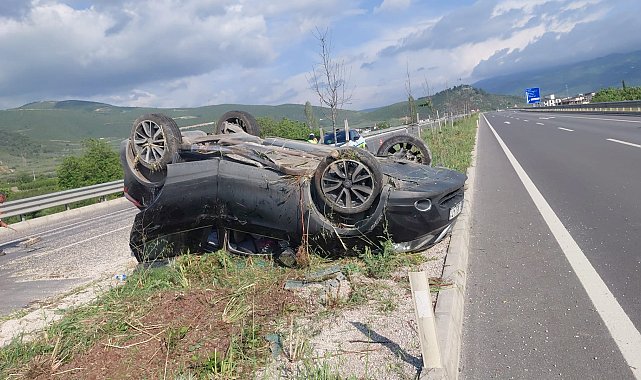 Takla atan otomobildeki anne ile oğlu yaralandı