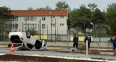 Takla atan otomobilin sürücüsü yaralandı