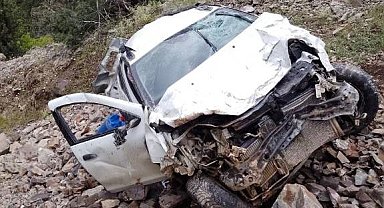 Taklalar atarak uçuruma yuvarlanan otomobilden yaralı kurtuldu