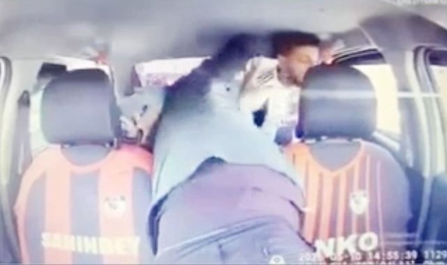 Taksi şoförünün, şüphelinin tüfeğini almaya çalıştığı anlar araç içi kamerasında