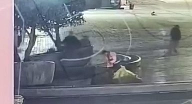 Taksim'de alkollü kişiye yardım etme bahanesiyle yaklaşıp cep telefonunu çaldı; suçüstü yakalandı