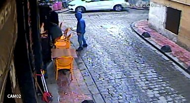Taksim'de kafede oturan kadının cep telefonunu çalıp kaçtı; takiple yakalandı