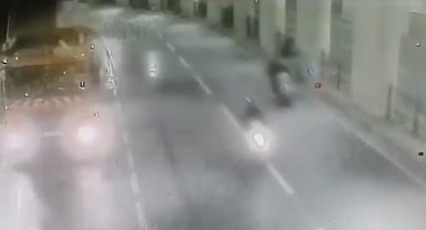 Taksim'de motosikletiyle duvara çarpan Ömer'in hayatını kaybettiği kaza kamerada