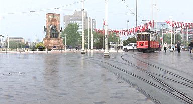 Taksim'de yağmura yakalananlar çanta ve kartonla korunmaya çalıştı