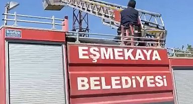 Tamir etmek için çıktığı elektrik direğinde akıma kapılıp mahsur kaldı
