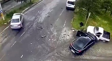 Tamir ettiği kamyonetine otomobil çarptı; araç ile direk arasına sıkışıp ağır yaralandı