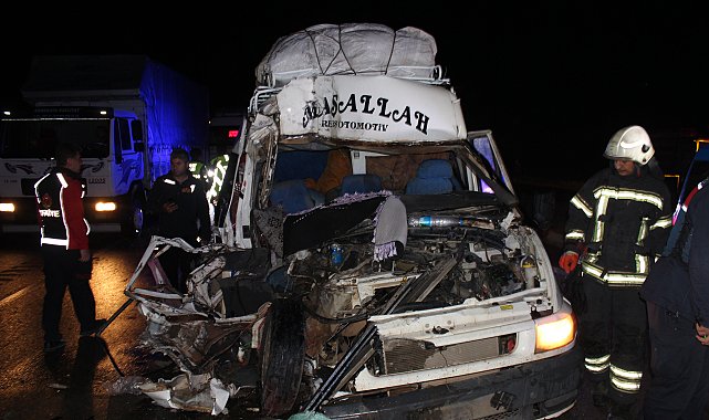 Tarım işçilerini taşıyan minibüs TIR'a arkadan çarptı: 12 yaralı
