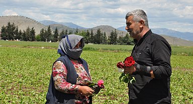 Tarım işçisi kadınlara 'Anneler Günü' çiçeği
