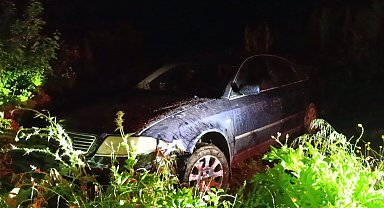 Tarlaya uçan otomobilini bırakıp kaçtı