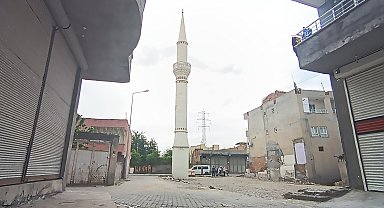 Tavanında çökmeler olan caminin yıkımı yapıldı, geriye sadece minaresi kaldı