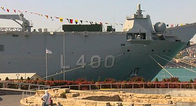 TCG Anadolu Gemisi Sarayburnu'na demirledi