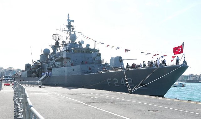 TCG Fatih, Sarayburnu Limanı'nda ziyarete açıldı
