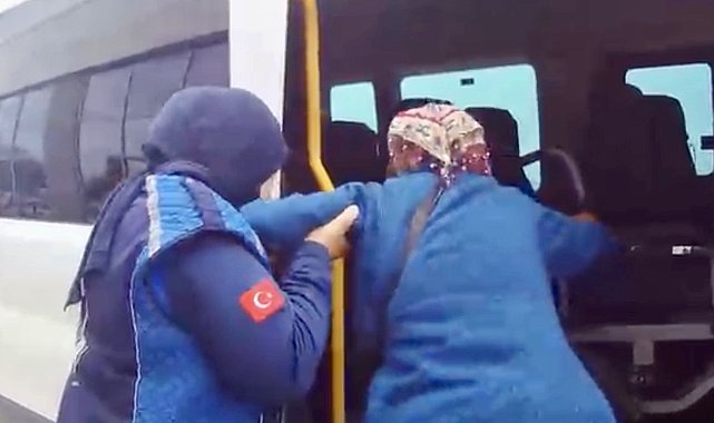 Tekerlekli sandalyesinin aküsü biten hasta kadını zabıta ekipleri hastaneye ulaştırdı