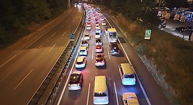 TEM Otoyolu Kocaeli geçişinde bayram dönüşü yoğunluğu