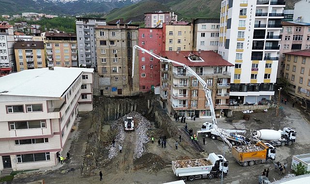 Temel kazısında meydana gelen zemin kayması nedeniyle 6 bina tedbir amaçlı boşaltıldı