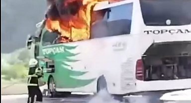 Terminalde yolcu otobüsü alev alev yandı