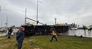 TIR aydınlatma direğine çarpıp, devrildi; 1 yaralı