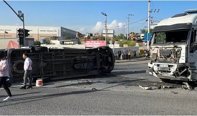 TIR ile çarpışan işçi servisi devrildi: 8 yaralı
