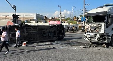 TIR ile çarpışan işçi servisi devrildi: 8 yaralı