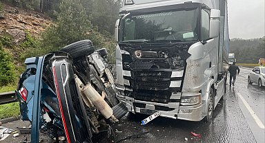 TIR, karşı şeride geçip otomobille çarpıştı: 1 ölü, 4 yaralı