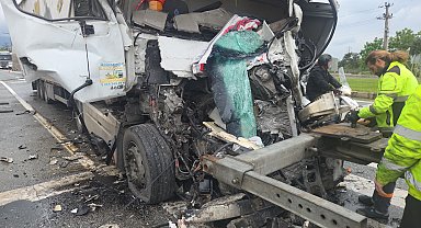 TIR, kırmızı ışıkta bekleyen tankere çarptı: 1 ölü