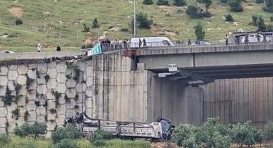 TIR, otomobile çarpıp viyadükten düştü; 2 ölü,4 yaralı