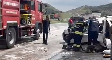 TIR, otomobile çarptı; 2 ölü, 2 yaralı
