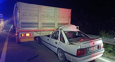 TIR'a çarpan otomobilin sürücüsü öldü, 1 ağır yaralı