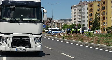 TIR'la çarpışan motosikletteki 2 kişi ağır yaralandı