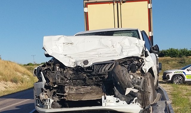 TIR'la çarpışan otomobildeki anne ve kızı öldü, baba ağır yaralı