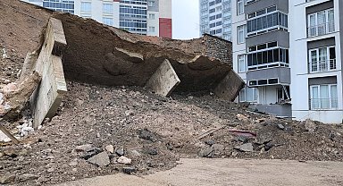 Tokat'ta istinat duvarının çökme anı kamerada