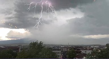 Tokat'ta peş peşe düşen yıldırımlar kameraya yansıdı