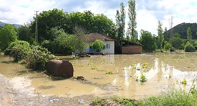 Tokat'ta tarım arazilerini ve evleri su bastı, seralar bölgesinde önlem alındı