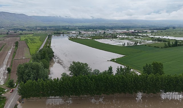 Tokat'ta tarım arazilerinin sular altında kaldığı anlar dronla görüntülendi