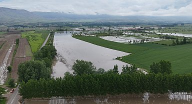 Tokat'ta tarım arazilerinin sular altında kaldığı anlar dronla görüntülendi