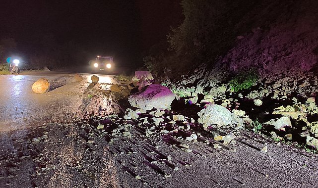 Tokat'ta yağış nedeniyle yamaçtan kopan kaya parçaları yola savruldu