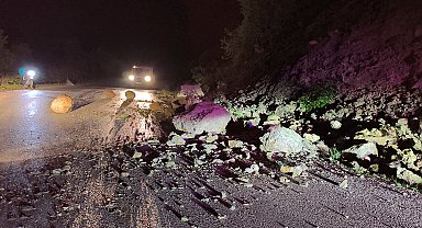 Tokat'ta yağış nedeniyle yamaçtan kopan kaya parçaları yola savruldu