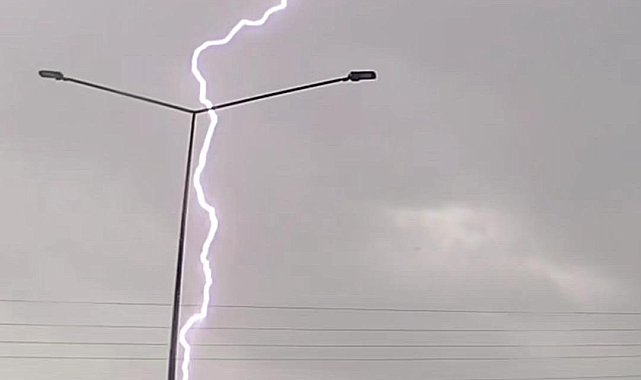 Tokat'ta yıldırımın ağaçlık alana düşme anı kamerada