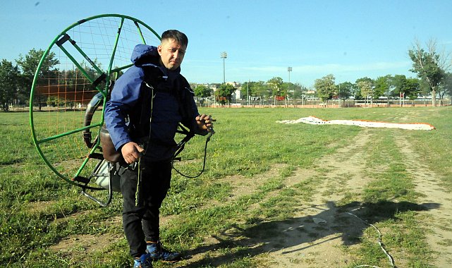 Torna ustası çocukluk hayalini gerçekleştirip, paramotorla özel günlerde uçmaya başladı
