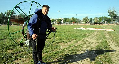 Torna ustası çocukluk hayalini gerçekleştirip, paramotorla özel günlerde uçmaya başladı