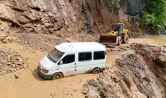 Trabzon'da heyelan; minibüsteki 3 kişi son anda kurtuldu