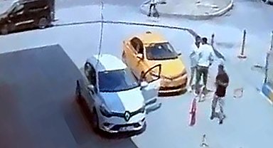 Trafikte tartıştığı taksiciyi takip edip, bıçakladı; olay kamerada