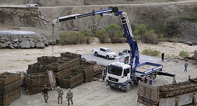 TSK'dan Hakkari'de heyelan bölgesine 40 metrelik köprü