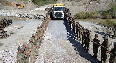 TSK'nın Hakkari'de heyelan bölgesine kurduğu panel köprüden ilk araç geçişleri yapıldı