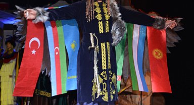 Türk dünyasının kültürel mirasını yeniden tasarlayıp, defileyle tanıttılar