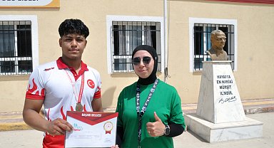 Türkiye şampiyonu, okulunda davul zurna ile karşılandı