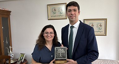 Türkiye'nin doktora yapan ilk işitme engelli bireyi olan Burak Uyanık ile eşi Gamze yılın ailesi seçildi