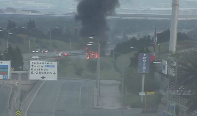 Tuzla TEM'de tur otobüsü alev alev yandı